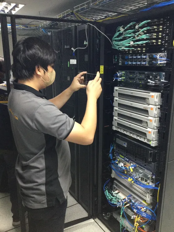 ตรวจสอบอุปกรณ์ในห้อง Server